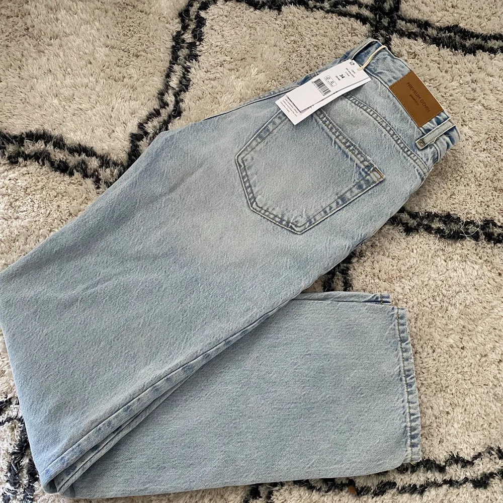 Snygga jeans i blåtvätt, helt oanvända köpt för 599kr säljs nu för 150kr💙. Jeans & Byxor.
