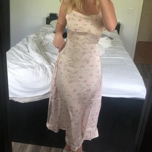 blommig sommarklänning  - Jättefin i satin med knytärmar men tyckte inte färgen passade mig, aldrig använd :kr