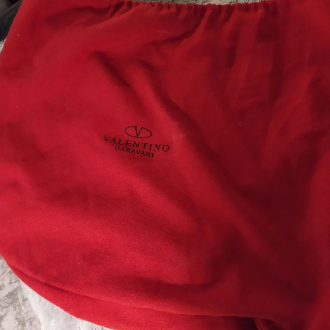 Valentino axelremsväska i äkta skinn - 90