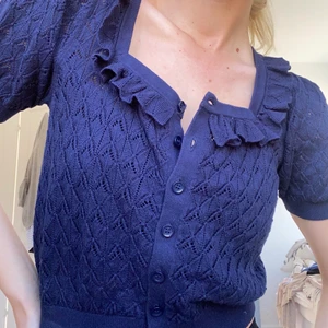 Söt &other stories topp💙💜💜 - Säljer denna supersöta virkade toppen från &other stories. Knappt använd, superfint skick! Buda i kommentarerna, går även att köpa direkt vid bra och snabb affär💙💙 köpare står för frakt!