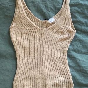 Stickad top - Skön inför sommaren. Xs men jätte stretchig. Sitter jättebra runt midjan.