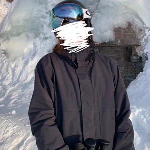 Airblaster, snowboard & skidjacka - Använd 2 vintrar. I gott skick. Jag har normalt s/m i kläder och denna är en herr s så den sitter lite baggy på mig. Varm och superskön för vinterns kalla dagar i backen! 