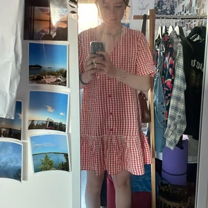 Monki klänning - Jag säljer en klänning från monki sommaren 2021, använt några gånger. Tror ej den finna kvar. Den är i fint skick och är en perfekt sommarklänning!!😊😍😍 den kostar 100 kr men kan inte ändra utropspriset!!