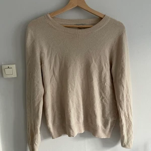 Puderfärgad cashmere H&M - Kräm/puderfärgad H&M i 100% cashmere, fint skick! Storlek small