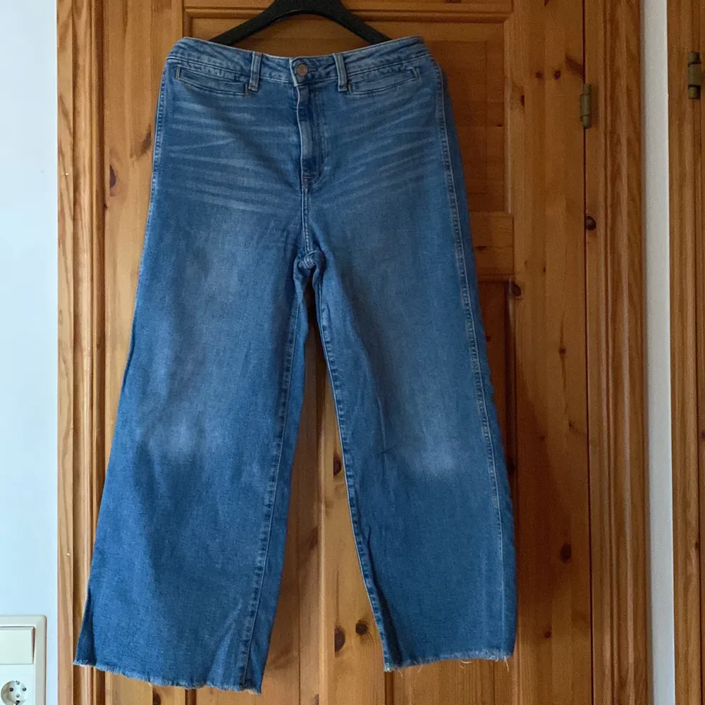 Snygga vida jeans från HM i storlek 42. Relativt små i storleken. Priset kan diskuteras😇. Jeans & Byxor.