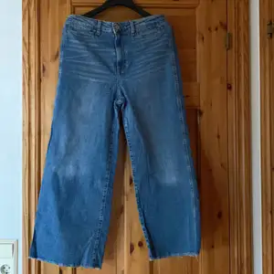Snygga vida jeans från HM i storlek 42. Relativt små i storleken. Priset kan diskuteras😇