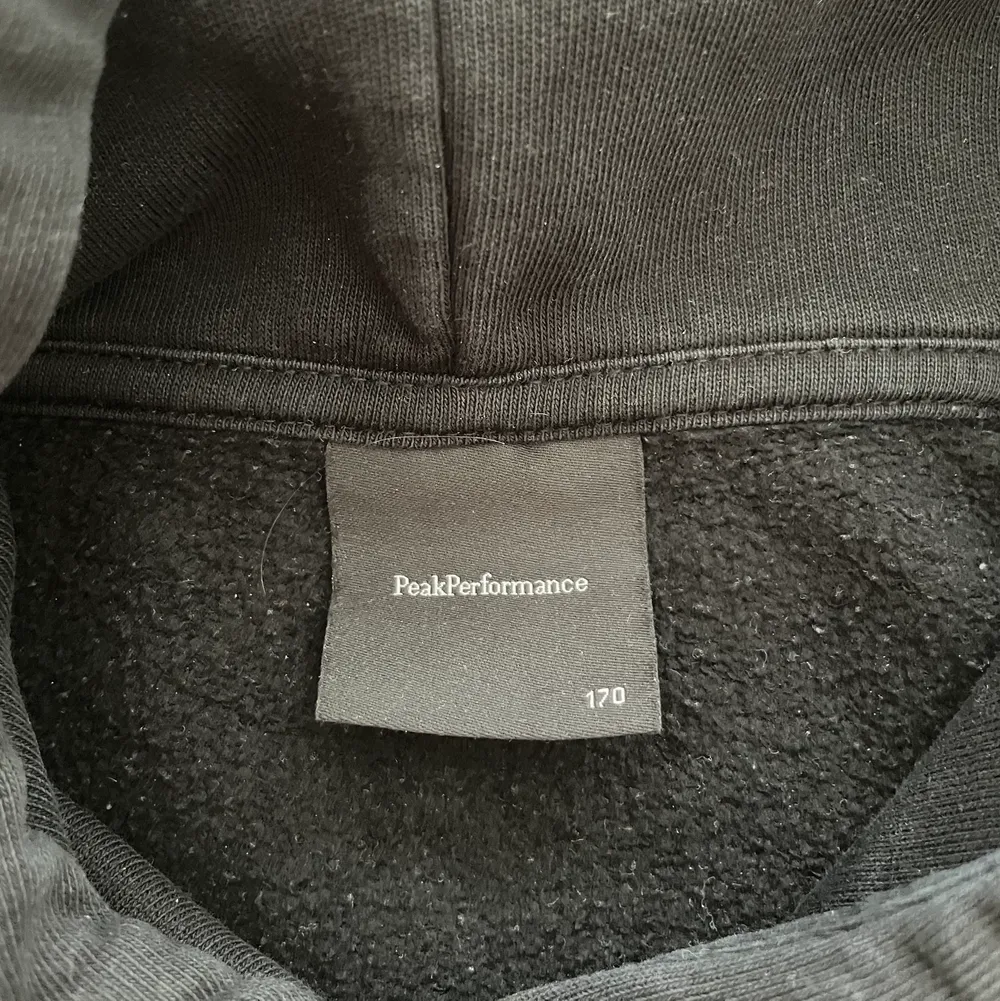 Säljer min svarta Peak Performance hoodie, storlek 170 men eftersom oversized sitter den som S/M. Nästan aldrig använd förutom någon gång i början. Nypris 649 men säljer för 300kr + frakt. Hör gärna av dig vid frågor, pris kan diskuteras!💕. Hoodies.
