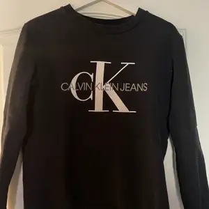 Säljer min svarta Calvin Klein tröja. Mycket bra skick. Storlek XS. Köparen står för frakten!