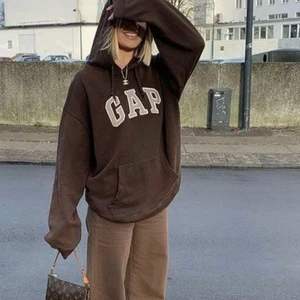 Snygg brun hoodie!! - En brun hoodie som ger samma vibe som Gap hoodien på första bilden!!🤎 Storlek S. 99kr + 69kr frakt pris går att diskuteras, skriv på dm vid intresse eller fler bilder
