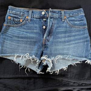 Ett par Levis jeansshorts i W28. Knappt använda så i jättebra skick! Midjemått: 83 cm