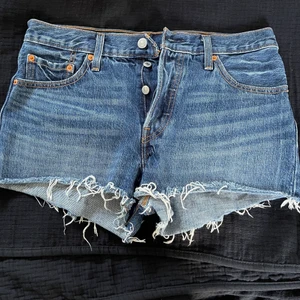 Levis shorts - Ett par Levis jeansshorts i W28. Knappt använda så i jättebra skick! Midjemått: 83 cm