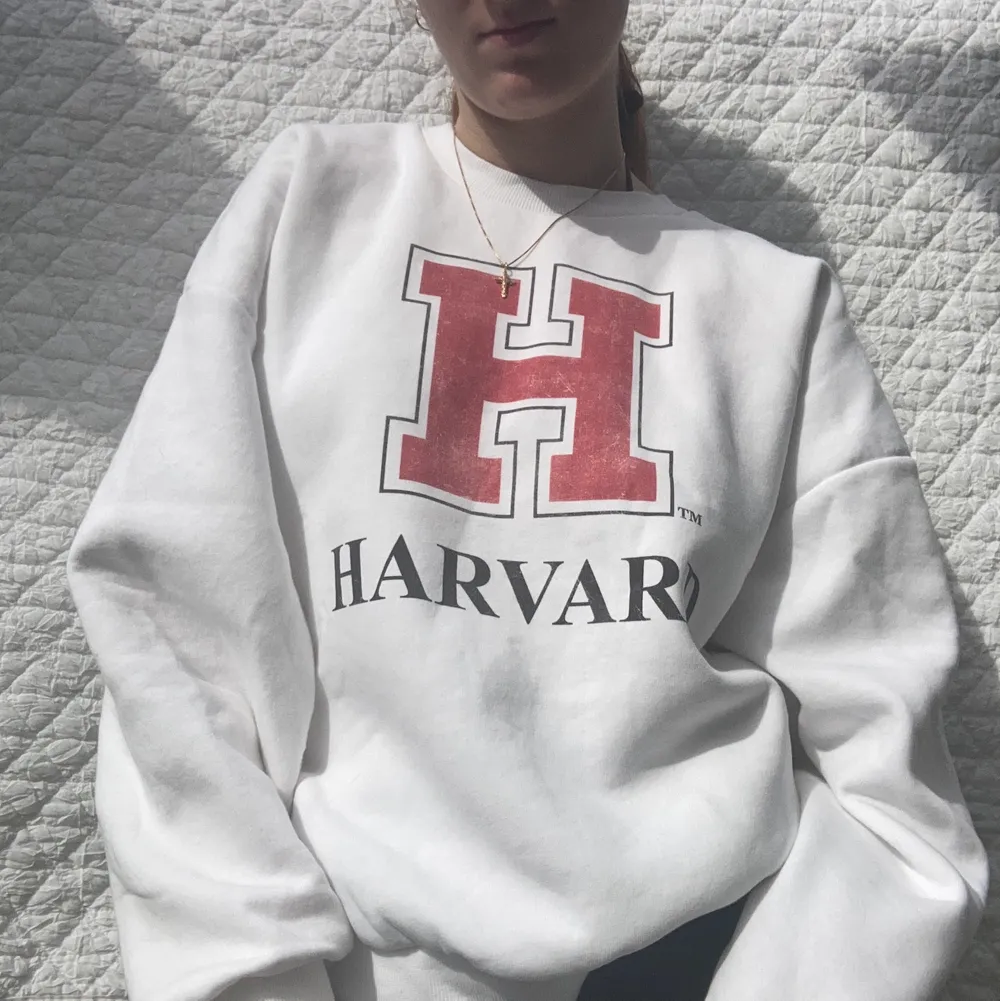 Säljer den här snygga oversized Harvard hoodien! Det står XL men det passar oversized på mig som är S/XS! Den är i nyskick!🌷. Tröjor & Koftor.