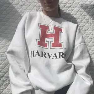 Säljer den här snygga oversized Harvard hoodien! Det står XL men det passar oversized på mig som är S/XS! Den är i nyskick!🌷