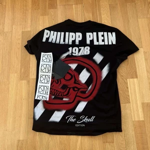Philipp plein - Säljer min ÄKTA philipp plein tröja köpt på NK i Stockholm . Kvitto finns endast använd ett få tal gånger strl M