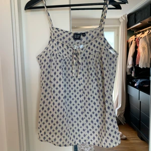 Blus - Vit blus/linne från GAP med blåa blommor på