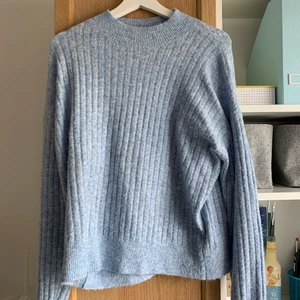 Blå kofta - Ribbad blå kofta i mjukt, lite tunnare tyg. 170 i barn storlek, =ungefär medium. Köpare står för frakt. Ställ gärna frågor eller om ni är intresserade av att köpa!