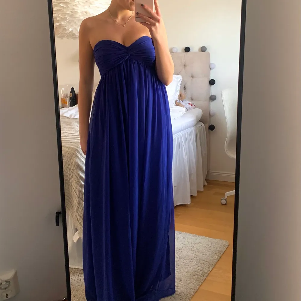 Säljer denna superfina mörkblå balklänning perfekt för lite mer festliga sammanhang. Den är i storlek S och endast använd en gång! Köparen står för frakten men kan även mötas upp någonstans i innerstan i stockholm! 😊❤️. Klänningar.