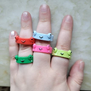 Grodringar! - Säljer supergulliga grodringar!! I plast, ca 19 mm i diameter. Säljer dem för 10 kr st 🐸 Frakt tillkommer med 13 kr oavsett hur många man köper. BÅDA GRÖNA SÅLDA! 