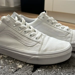 Vans - Ett par hel vita vans old skool utan defekter eller liknande. Säljer de för att de inte kommer till användning eftersom de är något för stora för mig, pris går att diskutera. Kan mötas upp eller så står köparen för frakten. De är i storlek 37.