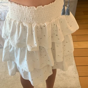 Volangkjol - Säljer min finaste volangkjol för att den är lite förstor på mig, Kjolen är från vila men köpt i smögen! Storleken är M men på mig som är Xs så sitter den helt okej men vill ha den lite tajtare så skulle säga att den passar S-M💕 Köpt för 400 men säljer för 250+frakt💕 Kjolen är ej genomskinlig då den har som ett extra lager och resåren är stretchig, använd några gånger så har även funkat på mig! Skriv för fler bilder eller frågor!! Köparen står för frakten 