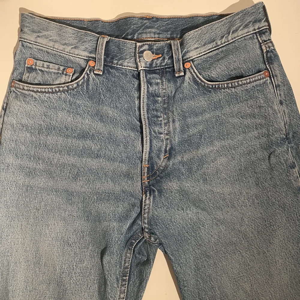 Space relaxed jeans från weekday i storlek 27/30. Straight passform och i bra skick, riktigt bra klassiskt raka jeans. . Jeans & Byxor.