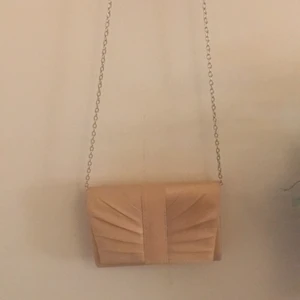 Beige väska. ☺️ - Kan ändra längd på band☺️.  Aldrig använd 