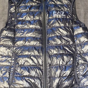 EA7 Emporio Armani väst - EA7 Emporio Armani väst! Nypris: 1400kr. Använd ett fåtal gången och känns fortfarande ny. Västen passar även dig som har S för den är lite liten. Passar ej mig som äf 184. Plagget är garanterat ditt efter Swish!