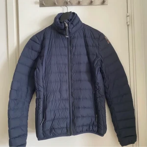 Marinblå parajumper jacka i strl S - Säljer nu min parajumper jacka. Är i super fint skick knappt använd bara några fåtal gånger. Köpte den ny på kidsbrandstore för 3299 kr. Storlek S men skulle även passa nån som har xs-s.