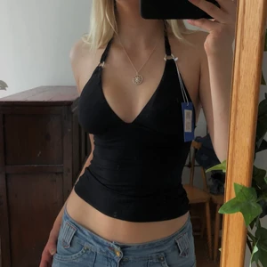 snygg halterneck! - snygg halterneck, mycket bra skick. skriv om du har någon fråga. (endast seriösa bud) ❤️ skriv till mig privat efter du lagt ditt bud!!!!