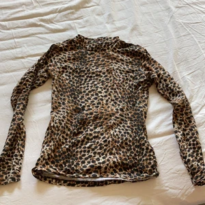 Leopard tröja - Från Ullared. Bra material, stretchig och inte speciellt använd. Bekväm och skön. Säljer för att den inte kommer till användning. Frakt som står gäller INTE utab diskuteras privat. Passar även som en XS/S