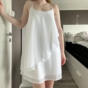 Vitklänning/studentklänning - Använd klänning i fint skick, går jättefint med volanger och korsad rygg 