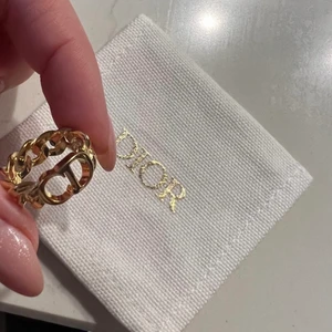 Ny Dior Danseuse Étoile Ring i storlek S - Ny ring från Dior i modellen Danseuse Étoile i storlek S (50-51) säljes då jag köpt fel storlek. 