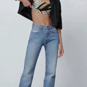 SNYGGASTE zara mid rise jeansen! - Jättefint skick och passar till exakt allt. Dem perfekta jeansen❤️något liten i storleken 
