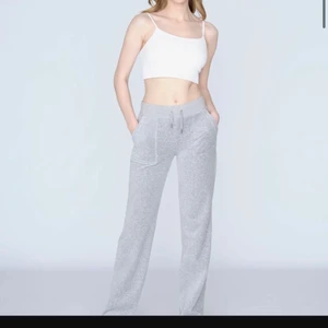 Juicy set  - Lägger ut igen pga köparen ej svarar. Säljer mitt juicy sett strl xxs. Köpta i slutet av februari/ början av mars. Tvättade två gånger ungefär. Jätte bra skick. Tröjan är xs och byxorna xxs. Skriv ifall ni har några frågor. Vill sälja snabbt så ifall ni vill köpa för 1600 skriv. Ifall nån vill köpa snabbt för 1600 kommer de inte bli budgivning! Går inte att paxa den som swishar först får köpa!