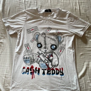 Vole la lumiere t-shirt  - Unik och snygg vole la lumiere t-shirt med stenar på texten, använd några gånger men plagget är precis som de ska, 8-9/10 i skick! Kontakta mig för fler bilder!