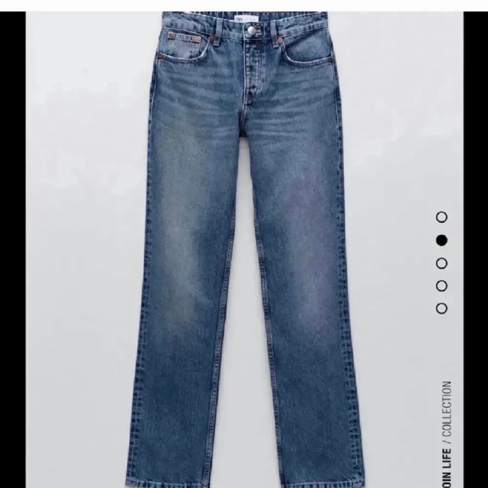 Säljer dessa lågmidjade jeans som är köpta på plick men aldrig använda av mig då dem är alldeles för stora:( Dem är jättefina och i storlek 38. Kan mötas i Stockholm! De är i oanvänt skick!❤️❤️. Jeans & Byxor.