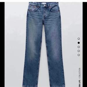 Säljer dessa lågmidjade jeans som är köpta på plick men aldrig använda av mig då dem är alldeles för stora:( Dem är jättefina och i storlek 38. Kan mötas i Stockholm! De är i oanvänt skick!❤️❤️