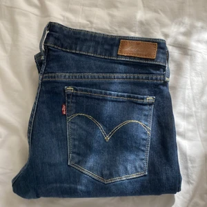 Levis jeans - Ett par fina jeans från Levis! Är låg midjad och fina, frågor kontakta mig👍🏼❔vet inte riktigt storleken på jeansen men kontakta mig så tar vi reda på det!!