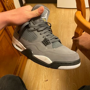 Jordan 4 Cool greys - Jordan 4 cool greys. Storlek 11,5. Condition 7/10. Låda finns
