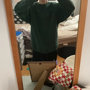 Grön Sweatshirt  - En sjukt snygg och skön old school grön sweatshirt som är köpt på Beyond Retro. Skitsnygg som oversized, då den egentligen är XL men sitter jävligt snyggt på mig som är M/L egentligen. Rekommendera verkligen denna då den är mysig på sommarkvällarna med sitt behagliga material på insidan som värmer🤩. 