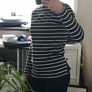 Randig tröja strl XS - En söt randig topp från Lindex, Holly & Whyte!💕 Om det inte syntes på bilderna så är den mörkblå, och har långa smala ärmar. Tröjan har inte användas särkilt mycket, och är i gott skick. Det enda egentliga slitage jag kunde hitta var en liten skada runt knappen på höger sida. Hoppas att den hittar någon som använder den mer än vad jag har gjort.😌