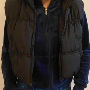 Storlek xs - Puffig kort väst sitter bra på folk som också har större storlek  än Xs, använt fåtal gånger. Köpte själv för 200 kr men har bara använt den 3 gånger så säljer den för 100 kr