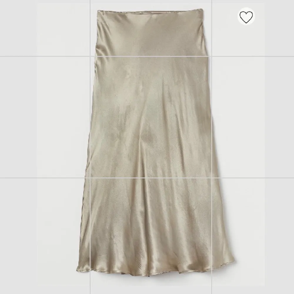 Vadlång kjol i 100% viskos. Slutsåld från H&M prislapp sitter kvar på plagget. Helt oanvänd. Olivgrön färg. Nypris 250kr. Kjolar.