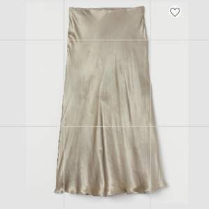 Vadlång kjol i 100% viskos. Slutsåld från H&M prislapp sitter kvar på plagget. Helt oanvänd. Olivgrön färg. Nypris 250kr