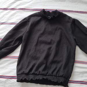 En svart tröja köpt från Monki. Den är i bra skick. Kontakta mig om ni har frågor.