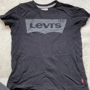 Levis t-shirt  - En svart levis t-shirt super fin och oanvänd 