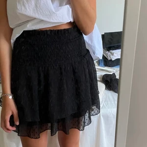 Prickig kjol - Supersöt kjol ifrån Bikbok, stl S