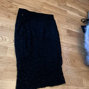 Spetskjol storlek S - Bra skick. Spetskjol i svart. Har kortare underlägg under det transparenta 