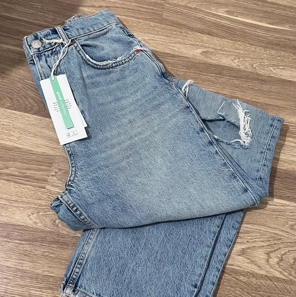 Helt nya Gina Tricot jeans i storlek 36! Nypris-599kr 💕😊✨. Jeans & Byxor.