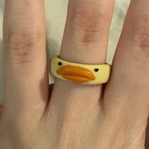 Duck off 🐥 -  Jag gör ringar av polymer lera (plast) i olika motiv. Här har du min ”Duck Off”-ring🐤 Eftersom de är handgjorda är alla ringar unika o ingen annan sig lik, men jag kan garantera att de kommer vara lika bilden:) 